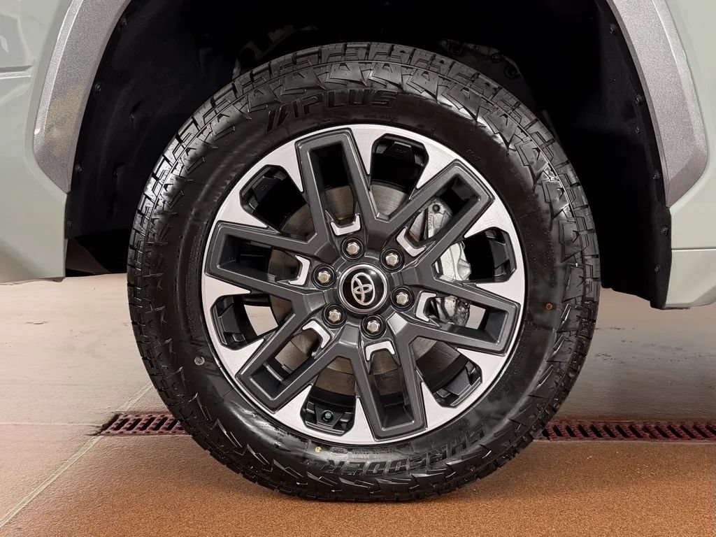 Used 2025 Toyota Tundra Limited AWD/4WD image 9