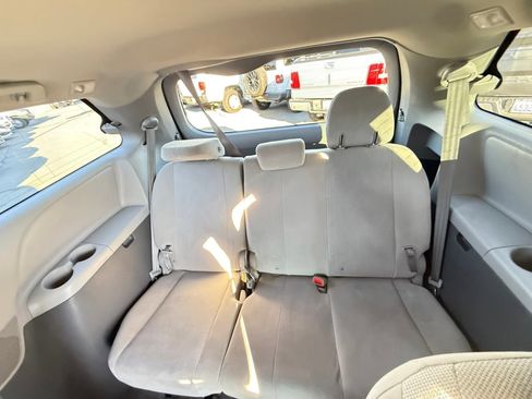 Used 2019 Toyota Sienna L image 15