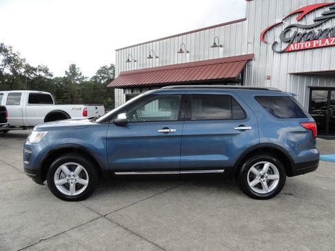Used 2018 Ford Explorer XLT image 3