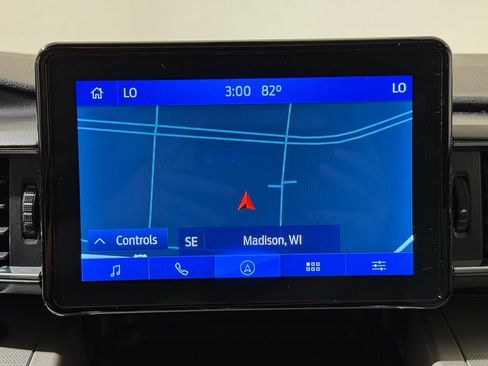Used 2022 Ford Explorer XLT w/ Equipment Group 202A AWD/4WD image 30