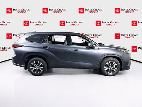 Used 2022 Toyota Highlander XLE AWD/4WD image 4