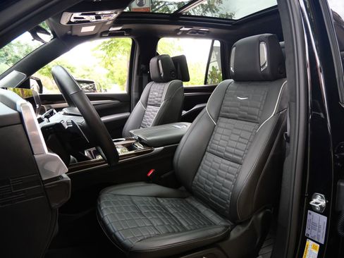 Used 2025 Cadillac Escalade Sport Platinum w/ LPO, ONYX Package AWD/4WD image 16