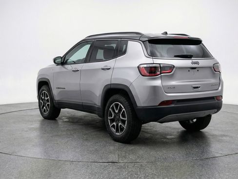 Used 2025 Jeep Compass Trailhawk AWD/4WD image 6