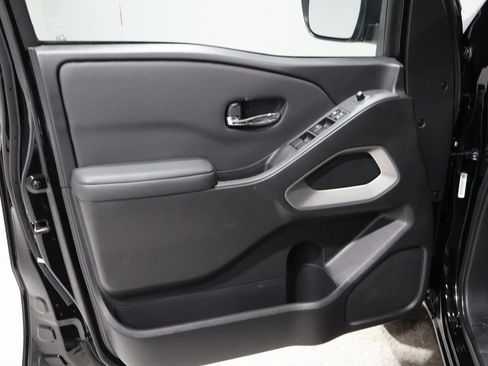 Used 2024 Nissan Frontier SV image 14