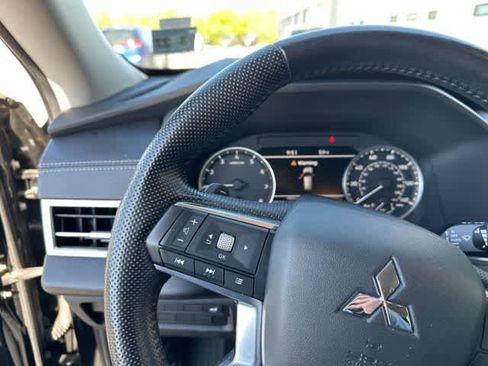 Used 2022 Mitsubishi Outlander SE image 12