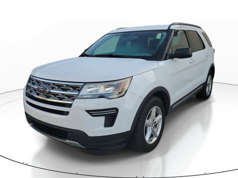 Used 2018 Ford Explorer XLT image 3