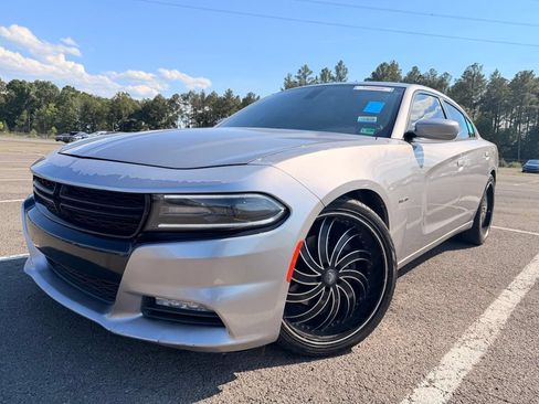 Used 2016 Dodge Charger R/T w/ Plus Group RWD image 2
