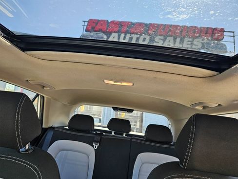 Used 2023 Hyundai Venue SEL image 25