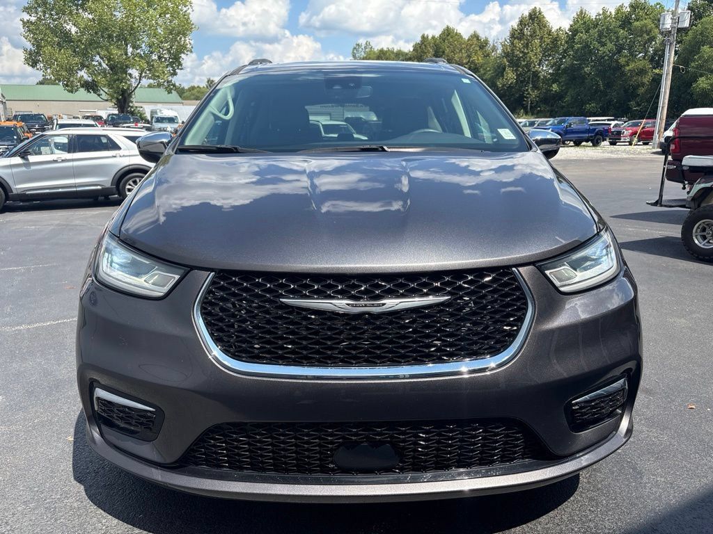 Used 2023 Chrysler Pacifica Limited FWD image 3