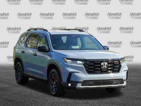 Used 2024 Honda Pilot TrailSport image 2