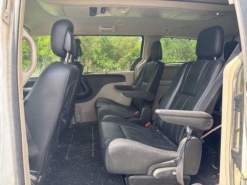 Used 2016 Chrysler Town & Country Touring FWD image 6