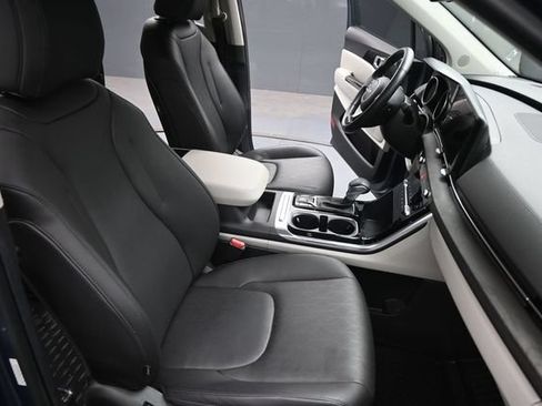 Used 2024 Kia Carnival EX FWD image 25
