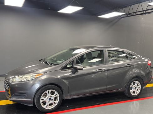 Used 2015 Ford Fiesta SE FWD image 2