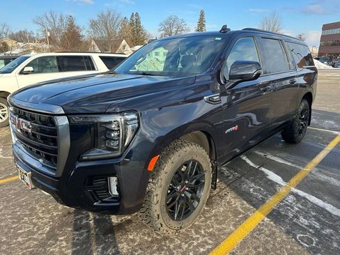 Used 2022 GMC Yukon XL AT4 image 3