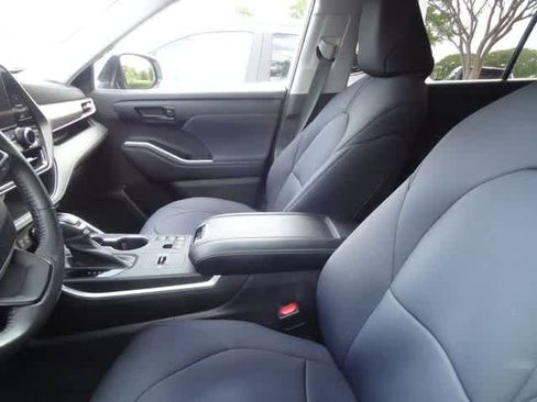 Used 2023 Toyota Highlander LE FWD image 10