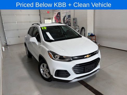 Used 2019 Chevrolet Trax LT w/ LT Convenience Package FWD image 2