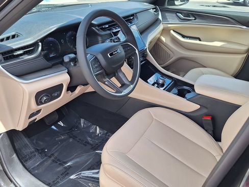 Used 2024 Jeep Grand Cherokee L Limited AWD/4WD image 10