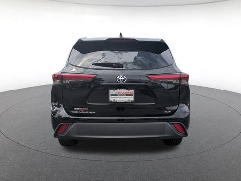 Used 2022 Toyota Highlander XLE FWD image 4