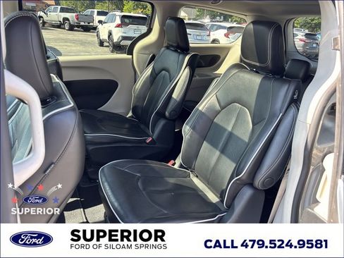 Used 2023 Chrysler Pacifica Limited FWD image 19