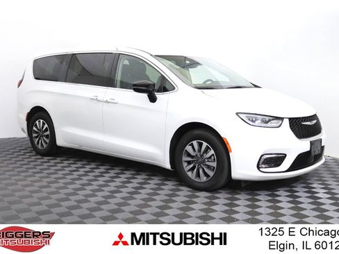 Used 2024 Chrysler Pacifica Limited FWD image 1