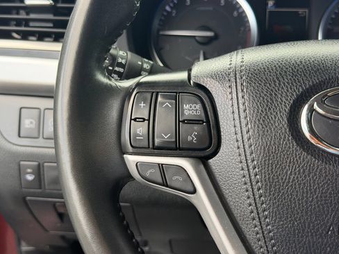 Used 2019 Toyota Highlander XLE AWD/4WD image 16
