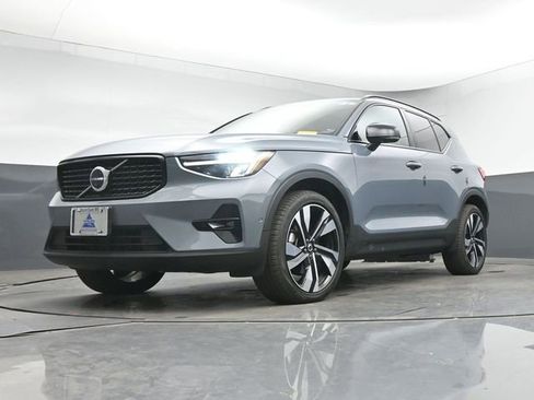 Used 2023 Volvo XC40 B5 Plus w/ Protection Package Premier AWD/4WD image 13