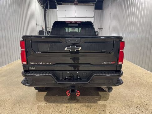 Used 2025 Chevrolet Silverado 2500 ZR2 w/ Technology Package AWD/4WD image 3