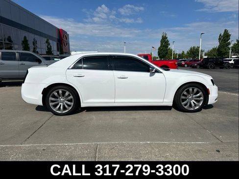Used 2018 Chrysler 300 Touring w/ Chrome Appearance Package RWD image 10