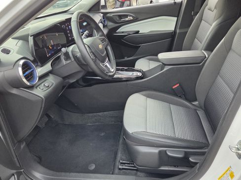 Certified 2025 Chevrolet Trax LT w/ LT Convenience Package FWD image 12