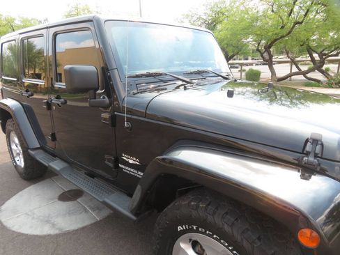Used 2013 Jeep Wrangler Unlimited Sahara w/ Connectivity Group AWD/4WD image 9