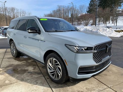 Certified 2025 Lincoln Navigator Reserve image 9
