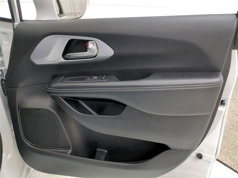 Used 2021 Chrysler Pacifica Touring w/ S Appearance Package image 38