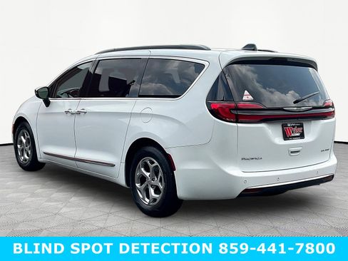 Used 2023 Chrysler Pacifica Limited FWD image 4