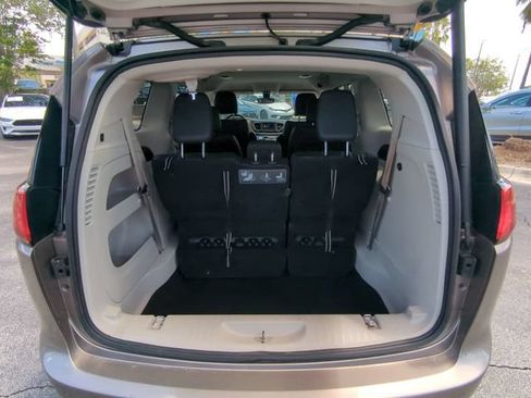 Used 2018 Chrysler Pacifica Touring-L FWD image 14