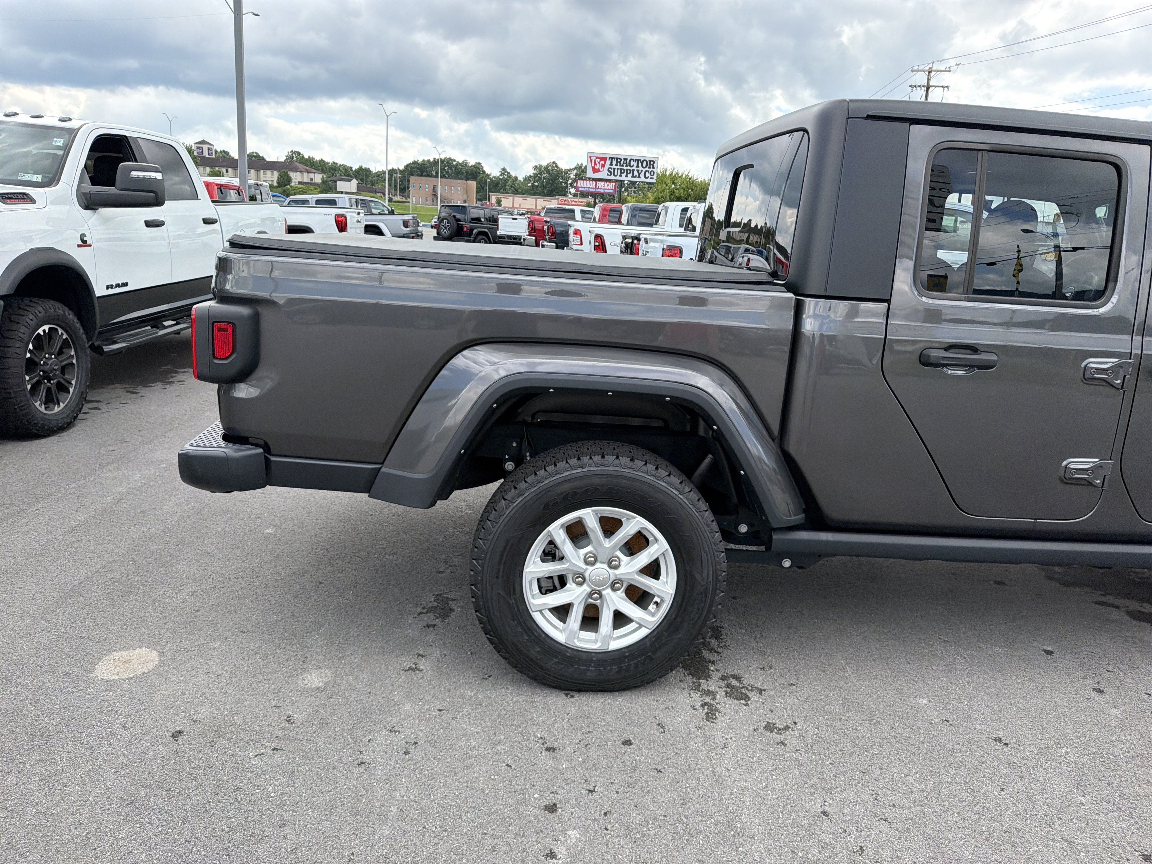 Used 2023 Jeep Gladiator Sport AWD/4WD image 6