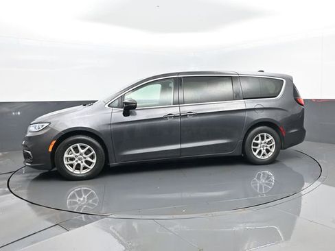 Used 2023 Chrysler Pacifica Touring-L image 5