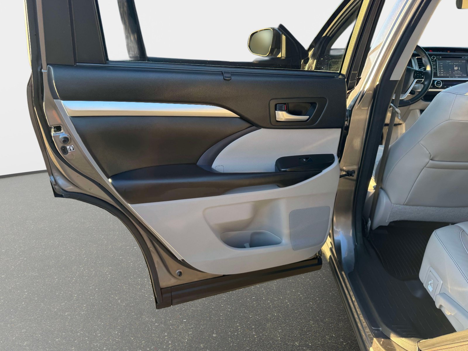 Used 2018 Toyota Highlander XLE AWD/4WD image 41