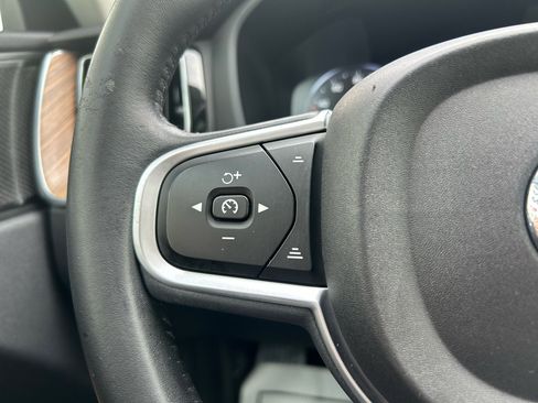 Used 2019 Volvo XC60 T5 Momentum w/ Multimedia Package image 17