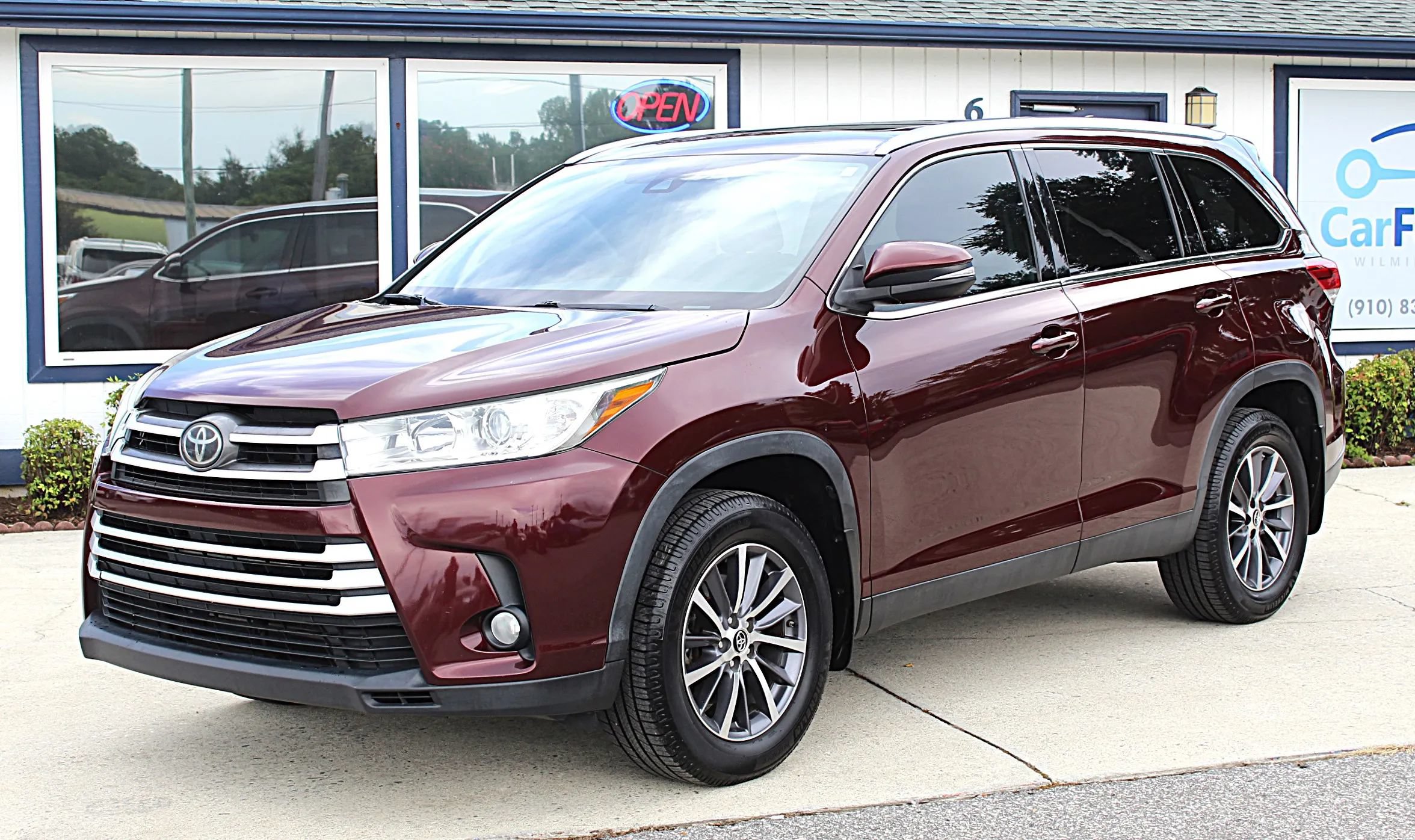 Used 2019 Toyota Highlander XLE AWD/4WD image 1