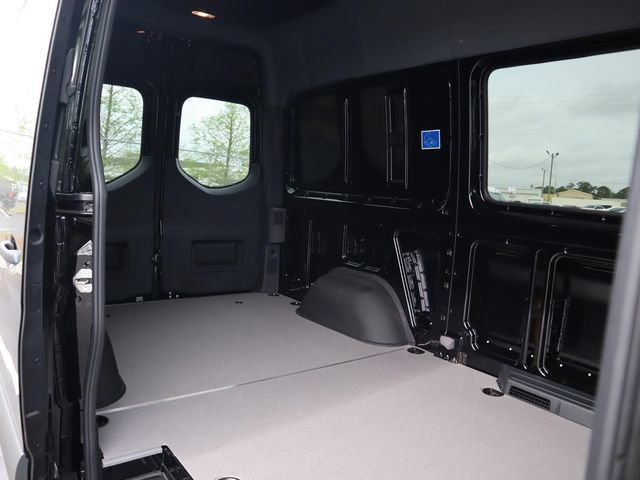Used 2024 Mercedes-Benz Sprinter 2500 image 5