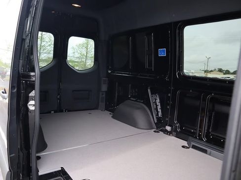 Used 2024 Mercedes-Benz Sprinter 2500 image 5