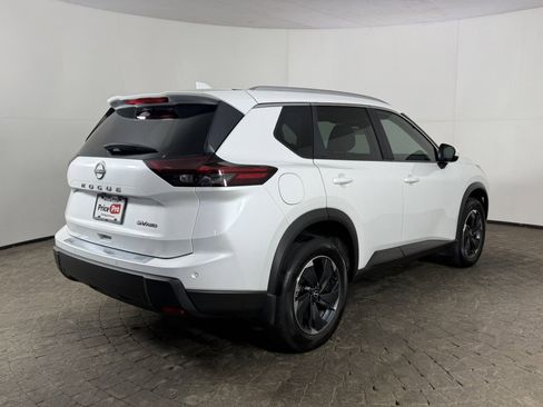 Used 2024 Nissan Rogue SV w/ SV Premium Package image 9