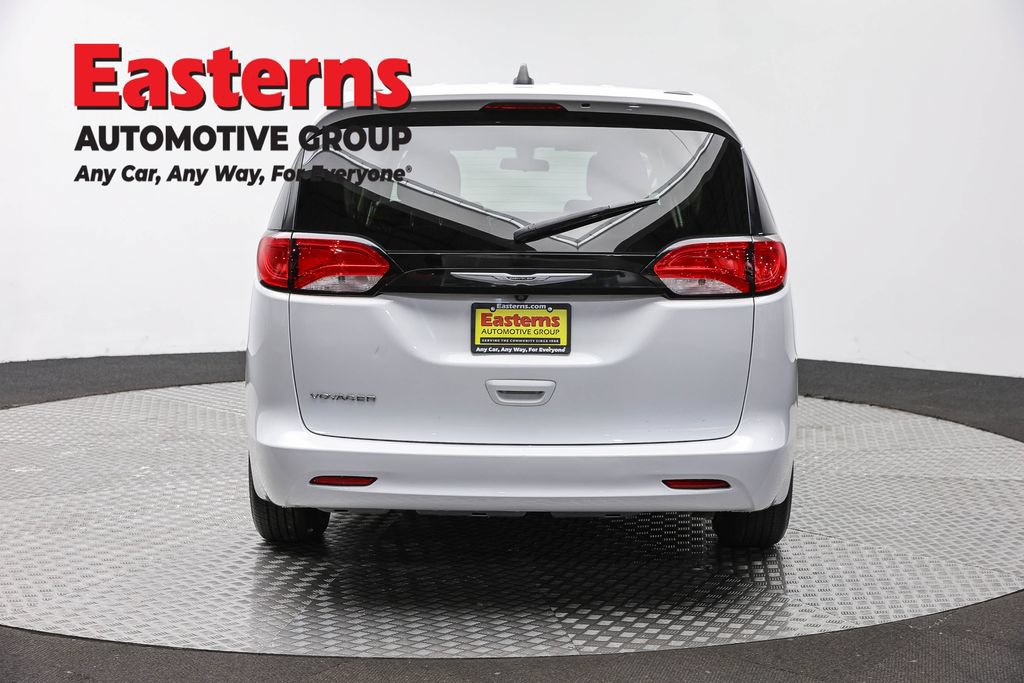 Used 2022 Chrysler Voyager LX FWD image 8