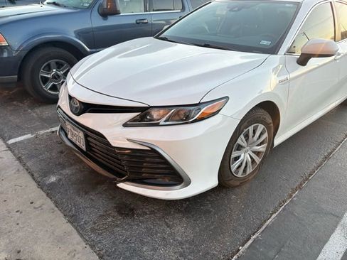 Used 2021 Toyota Camry LE image 1