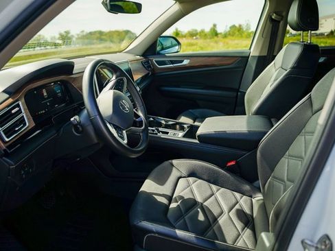 Certified 2024 Volkswagen Atlas SE image 7