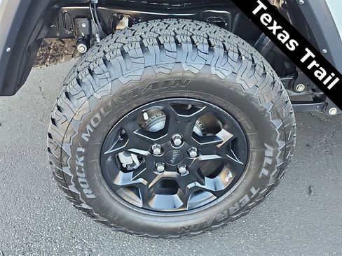 Used 2023 Jeep Gladiator Sport image 12