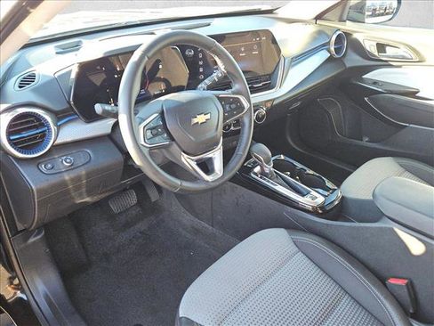 Used 2025 Chevrolet Trax LT w/ LT Convenience Package image 10