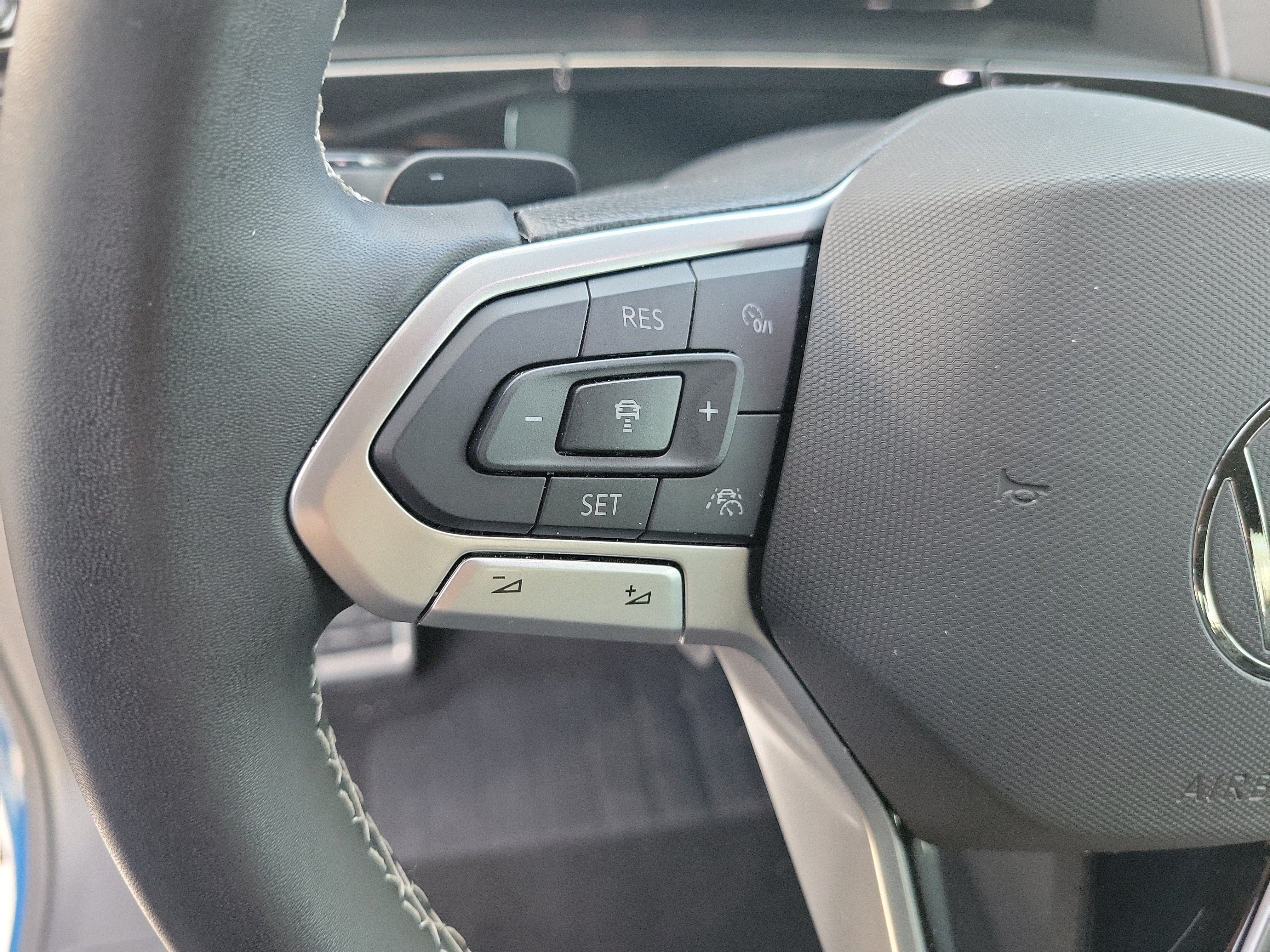 Used 2025 Volkswagen Atlas Cross Sport SE FWD image 27