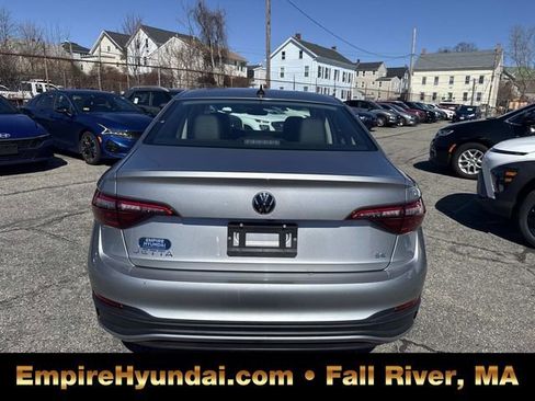 Used 2024 Volkswagen Jetta SE image 4