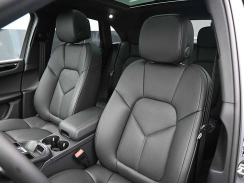 New 2026 Porsche Macan AWD/4WD image 5